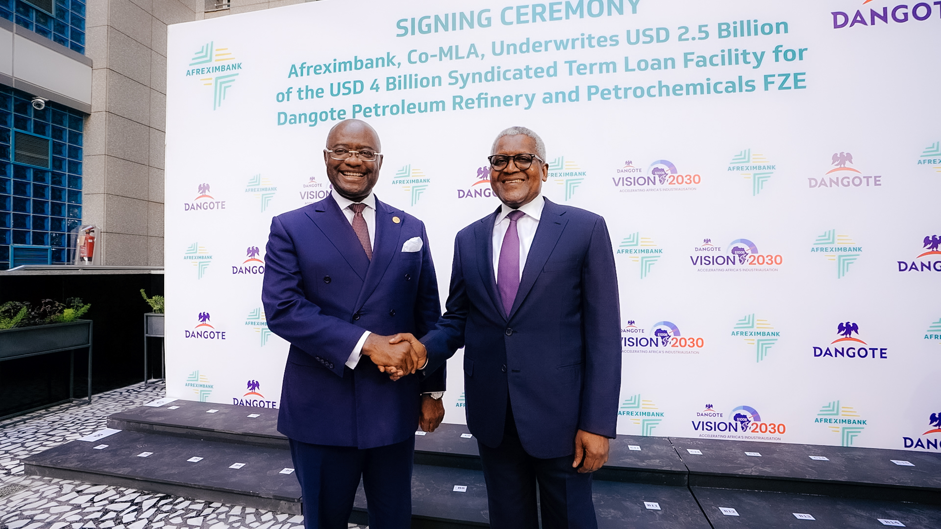 Dr. George Elombi (left), President and Chairman of the Board of Directors of Afreximbank, poses with Mr. Aliko Dangote (right), President and Chief Executive of Dangote Industries Limited, following the signing of a US$2.5 billion facility underwritten by the Bank as part of the Group's Vision 2030 expansion strategy