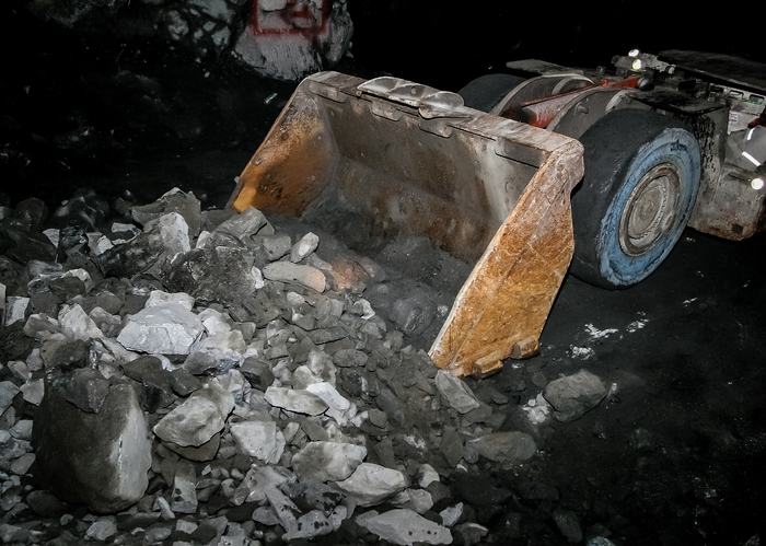 Zimbabwean Government Owes Platinum Miners $228 Million Amid Currency Retention System
