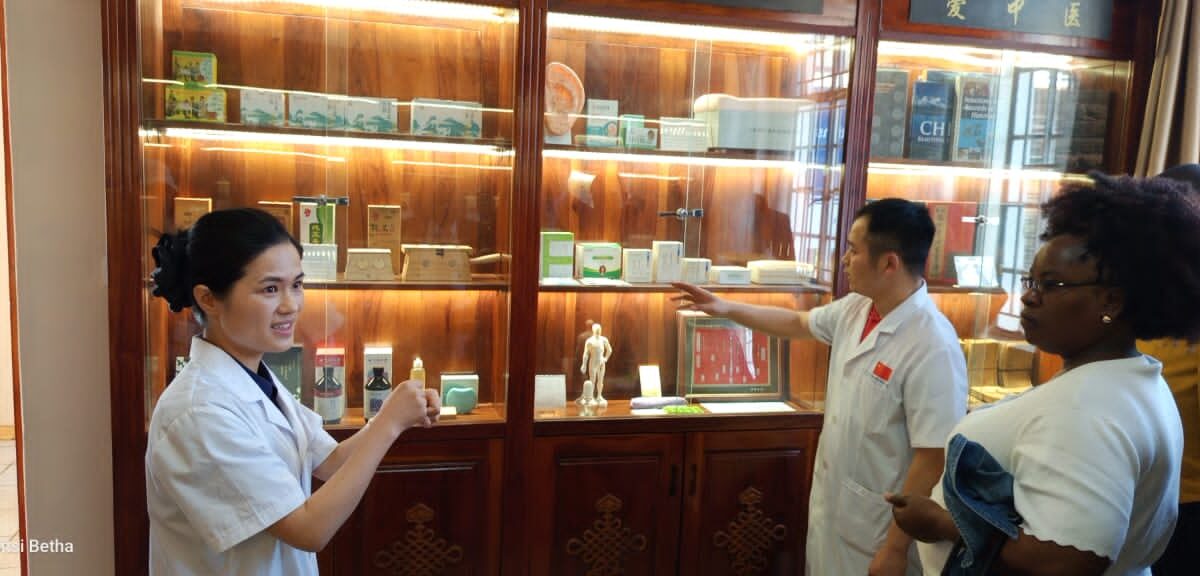 Confucius Institute, China Medical Team Host TCM Cultural Exchange