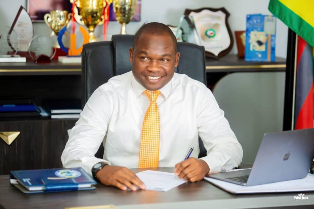 Dr Tinashe Manzungu